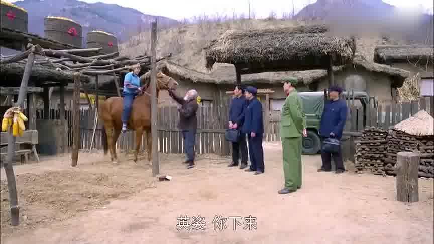 村花跟大洋马关系太好,村里现在要收回马,村花难过的掉泪